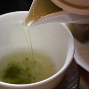 アイスで内臓が冷えたら、温かいお茶を。